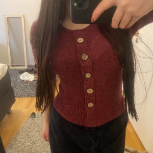 Stickad Topp - Jätte fin stickad topp som är i jätte bra skick den passar dig som har storlek (xs-M) för den är väldigt stretchig