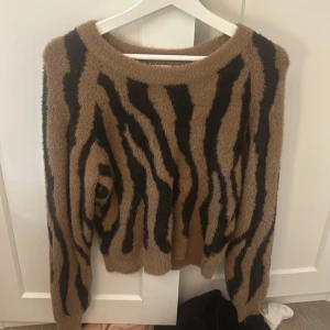 Zebratröja - Superfin och gosig tröja från Vila med jättecoolt zebra mönster! Säljer då den inte kommit till användning💗Oanvänd endast testad, skriv för fler bilder!!Pris går att diskutera💕🌟