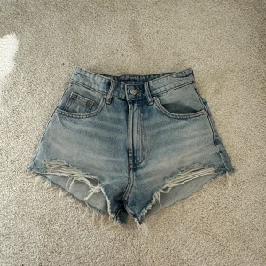 Jeans shorts - Säljer mina jättefina jeans shorts från Zara i storlek 32, köpta väldigt nyligen för 320 kr, använda en gång, säljer på grund av att de inte kommer till användning.  pris 200 kr (kan diskuteras)💞