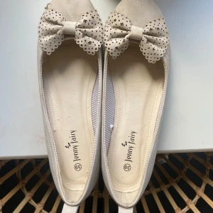 Ballerinaskor - Säljer mina as snygga ballerinaskor som dessvärre är för små!! Älskar färgen och rosetten, de passar till allt😍😍 jag köpte de på plick och har inte använt de något så de är i fint skick. Kom privat om ni har frågor