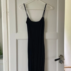 Svart skimsklänning - Svart klänning från skims som jag säljer då den inte kommer till användning. Använd typ 2-3 gånger så nästan i nyskick. Storlek S och skulle säga true to size men den är väldigt stretchig. 