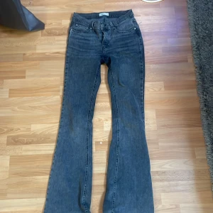 Svarta/ grå jeans  - Jeans från Gina lågmidjade, jätte bra skick. 