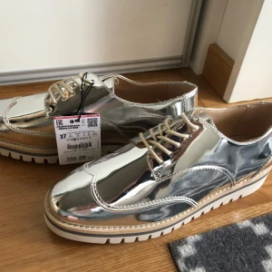 Zara skor - Supersnygga silver skor i storlek 37 Nypris 399kr