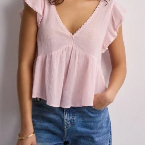 Rosa blus från nelly  - En jätte fin rosa blus från nelly i storlek 32, aldrig använd med prislapp kvar. Inga defekter 