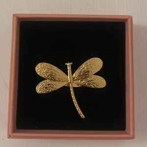 gullig ring  - Säljer denna supersnygga fjärilringen, köpt på en marknad i Spanien… säljer eftersom det kommer inte till användning 💓