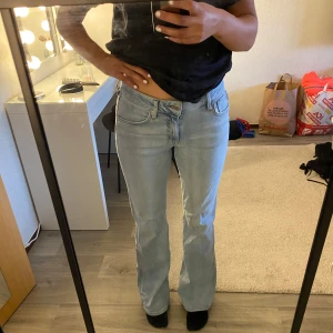 Jeans - Jeans från Superdry. Skulle säga att storleken är S/M, dom är stretchiga så var inte orolig för storleken! Köparen står för frakten, hör av er vid frågor! 