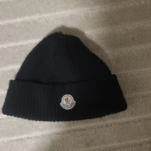 Moncler mössa - Ny skick