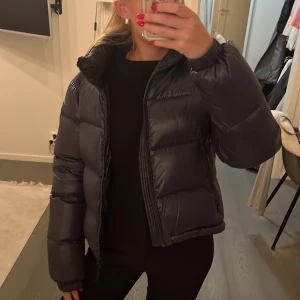 Dunjacka - Säljer denna snygga marinblåa superdry dunjackan. Använd några få gånger🥰 inga repor eller så! Köpt för 1300kr och pris går att diskutera