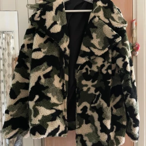 Teddy jacka - Teddy jacka i militär mönster. Storlek S/M