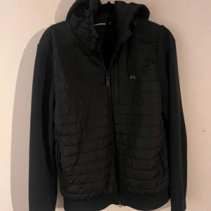 J.lindeberg cardigan - Säljer min j.lindeberg cardigan som är i väldigt gott skick! Pris ej hugget i sten!🌟