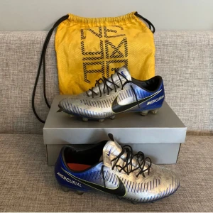 Nike Vapor ”Neymar” - Strlk 42.5 Passar 42 Säljer dessa feta skor då de inte passar mig. Skicket är använt men finns definitivt mycket liv kvar i de!Unika och numera väldigt svåra att få tag på. Skriv i dm för frågor och kom gärna med prisförslag!