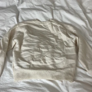 Uniqlo stickad tröja  - Fina stickad tröja ifrån uniqlo lite lite nopprig men går att fixa enkelt med en nopper maskin, perfekt nu till hösten, jätte skön och gosig💞