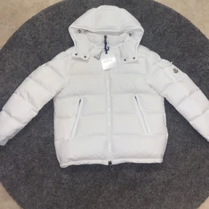 Moncler Maya Jacka - Ny moncler maya jacka passar S/M Storlek 2  DM för mer bilder :) Kan byta mot canada goose black label