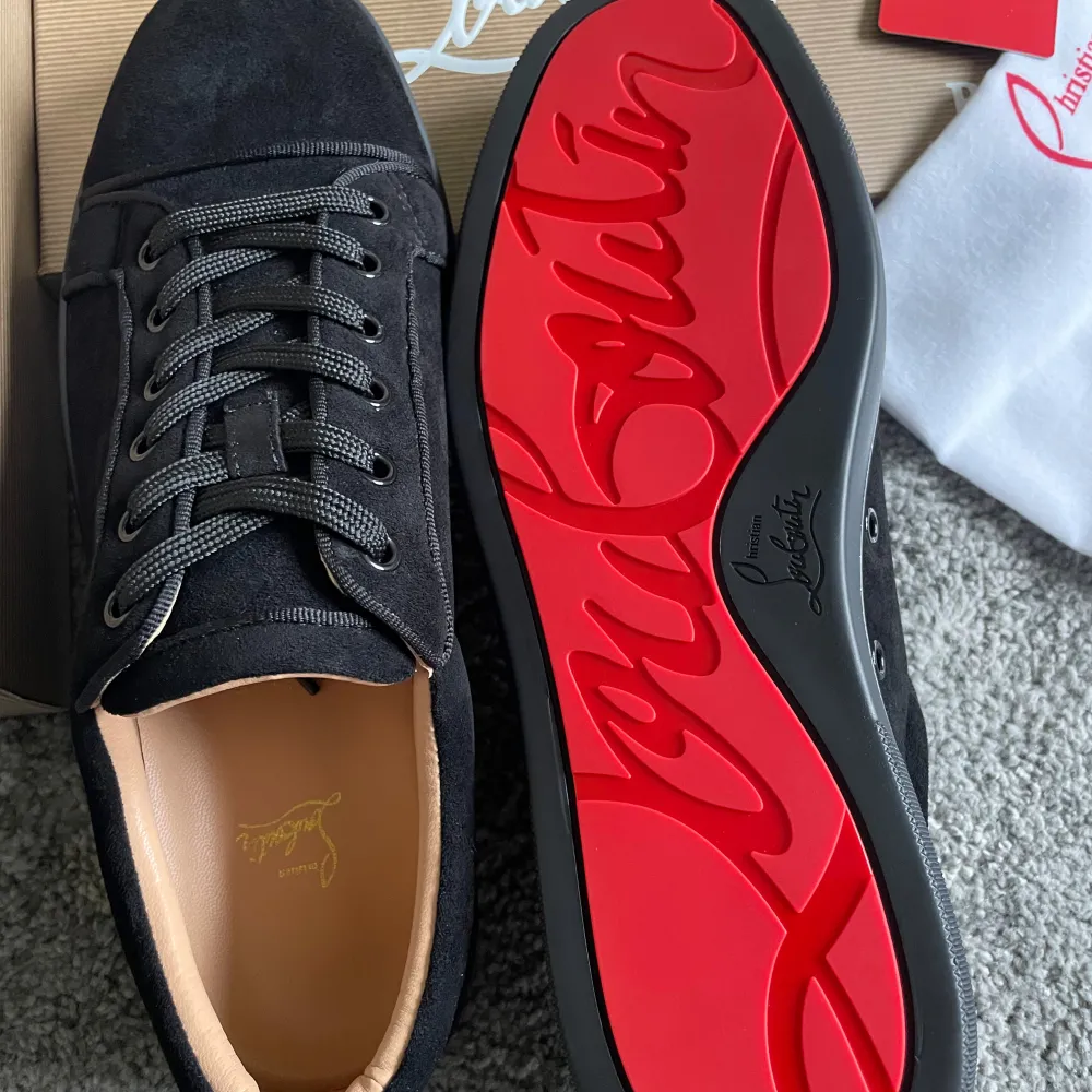 Loubs i svart färg  Helt nya Christian Louboutin skor  Helt nya aldrig använda  Storlek 45 passar 44 Skriv vid minsta fundering  Pris kan diskuteras  . Skor.