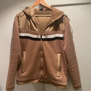Hugo Boss jacka - Sjukt skön Hugo Boss jacka för salu, den är omhändertagen och i bra skick.  Original pris 3600kr 🔥 Säljs för endast 1200kr 🔥 (Säljer då jag knappast använder den) Först till kvarn⚡️