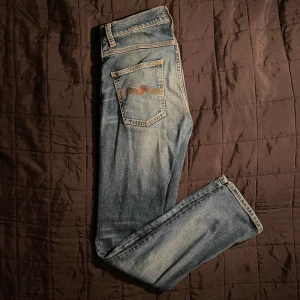 Nudie Jeans - Säljer mina feta och trendiga nudie jeans! Säljer de eftersom de aldrig kommer till användning. De har en defekt (bild 3), syns inte när de används och du kan laga det gratis vid en nudie butik. Modell Grim Tim. Storlek 30/32.