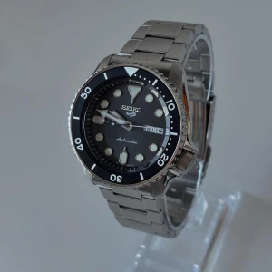 Seiko 5 Sports - • Modell: Seiko 5 Sports • Storlek: 42,5mm • Referens: SRPD55K1 • År: 2024 • Skick: Mycket Bra • Medföljer: Fullset med extra band