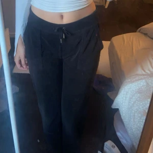 juicy couture byxor - Ett par svarta juicy couture mjukisar ser ut som nya används ungefär 5 gånger inte sönder någonstans. Säljer dom för att jag inte använder dom så mycket o dom tar bara upp plats i garderoben.säljer dom för 650kr men priset kan diskuteras(Swish helst)