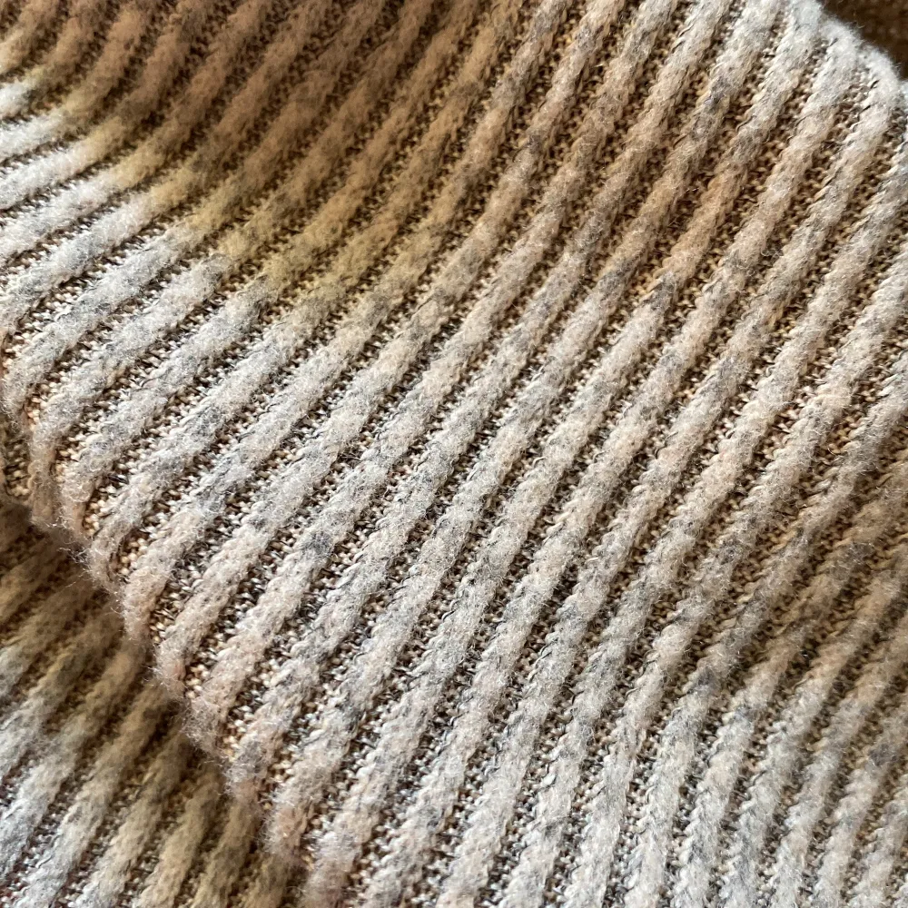 Säljer en superfin beige ribbad tröja från Shein. Den har en snygg omlott-design med v-ringning och långa, vida ärmar. Perfekt för både höst och vår! Tröjan är i storlek L och är i nyskick (aldrig använd). . Tröjor & Koftor.