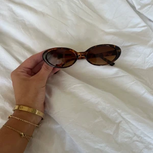 Bruna solglasögon  - Så galet snygga solglasögon i en spräcklig brun färg. Önska verkligen att dessa passade min ansiktsform men gör tyvärr ej det, tyvärr därför dem säljs!