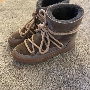 Inuikiis  - Ljusbruna inuikiis i bra skick. Andvända ungefär 3 gånger och är lite slitna på skons topp (se i bild 4). Kostar 3000 i nypris. PS. Pris kan diskuteras 