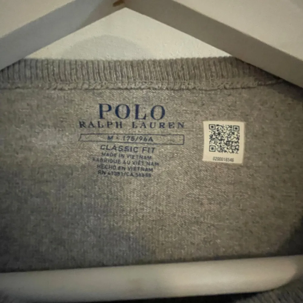 Ralph lauren sweatshirt i 9/10 skick, knappt använd, nypris 1200. Hör av er i dm vid frågor!🔊 Priset ej hugget i sten!🪨 . Tröjor & Koftor.