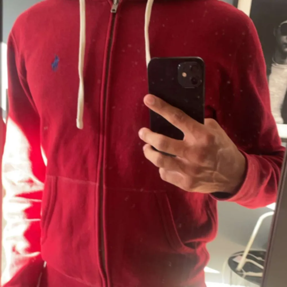 Vi säljer nu denna Ralph lauren zipen i nyskick, tröjan har inga defekter och har storleken XS men kan även passa som S. Vid funder8gnar är det jara att skriva. Hoodies.