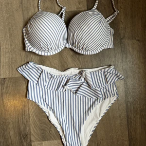 Randig bikini - Randig bikini som är använd en gång. Delarna säljes ej separat. Överdel storlek 75C och underdel storlek 36.