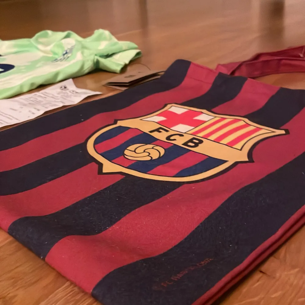 Oanvänd Barcelona tröja 24/25 En Barcelona påse i tyg Kvitto kvar!. Sportswear.