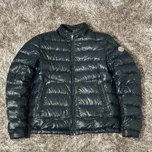 Moncler Acorus Xs/S, 170 14y - Säljer min Moncler Acorus då den inte passar mig längre  Färg: Svart Storlek Xs/s, 170 14y 
