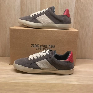 ZADIG & VOLTARIE  - Säljer nu mina feta Zadig & VOLTARIE skor som är använda ett par gånger men som fortfarande är i ett väldigt bra skick, 9/10. Har någon liten fläk sida av sulan men annars super rena, där av lite lägre pris. Skolåda följer med, pris kan diskuteras