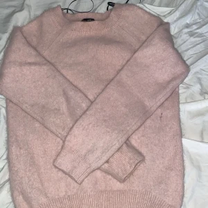 Stickad rosa tröja - Jag säljer nu min rosa stickade tröja för den inte kommer till användning längre, skriv privat för mer information ❤️