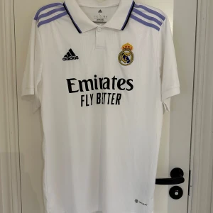 Real Madrid 22/23 - Real Madrid 22/23  Skick 10/10! Köpt för 1099. Storlek L, passar M (Ingen på ryggen)