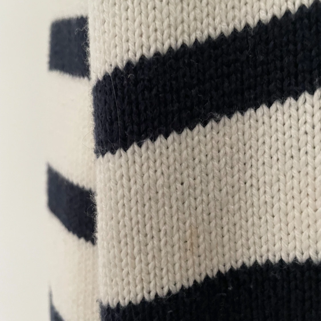 Fin tröja från Lindex märke HOLLY WHITE - 91