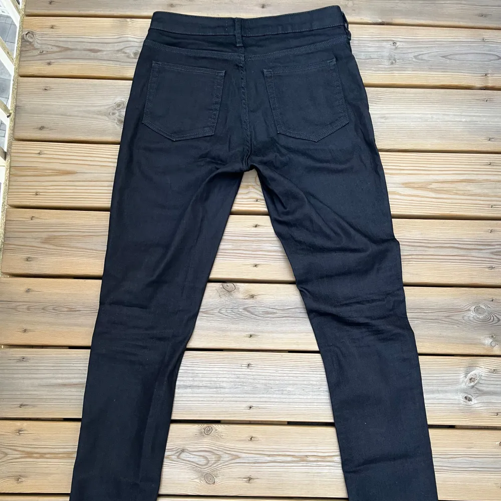 Säljer dessa skit feta acne studios jeans som är slim. Nya kostar flera tusen men jag säljer bara för 399. Skicka sms om ni har frågor eller vill ha mer bilder.☺️👌nästan helt oandvända men inga defekter👍. Jeans & Byxor.