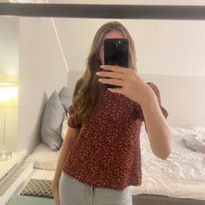Blus/topp - Supergullig topp/blus från Lindex! Den har tyvärr inte kommit till användning så i mycket bra skick💗