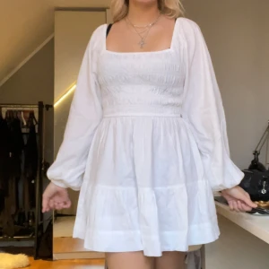 Studentklänning BikBok - Vit klänning från BikBok, aldrig använd bara testad några gånger, helt bra skick! storlek S💕