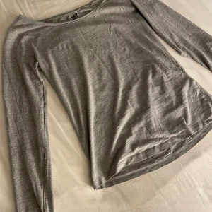 Långärmad tröja - Jättefin tröja som aldrig kommer till användning hos mig, inga skador eller fläckar💓 