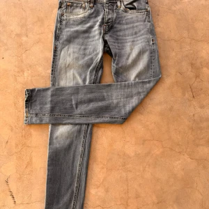 Jack and Jones jeans  - Ett par feta Jack and Jones jeans i bra skick!🤑🥳🤑 Dessa jeans är i storlek 28/32!!🥳🎉💸 Säljer de för endast 320kr!!💸💸🤝🤩🥳 Vid minsta fundering så är det bara att kontakta mig!!🥳🥳🤩👍💸
