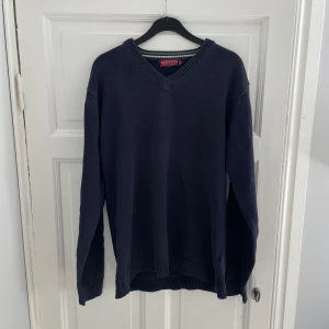 Marinblå tröja - Fin marinblå tröja med v-ringning. Herrstorlek M. Passar allt mellan S-L beroende på passform. Själv är jag en S. 