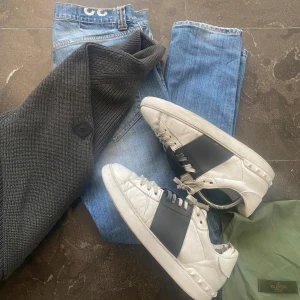 Valentino opens. - Tja, säljer dessa valentino opens! skorna är i storlek 40/41. Spår sv creasning finns men de är inte mycket. skick 7/10. Ända defekten är hälen i skon men syns inte vid användning💥Målad ny fräsch sula! Bara att höra av sig vid frågor🤝"endast dustbag"