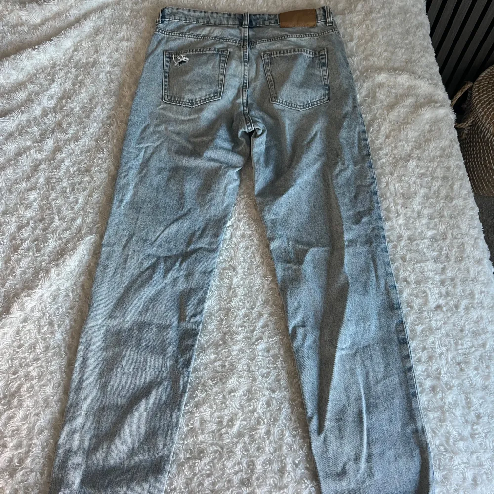 Ett par fina jeans i bra skick. Jeansen är straight, ljusblåa med några hål.. Jeans & Byxor.