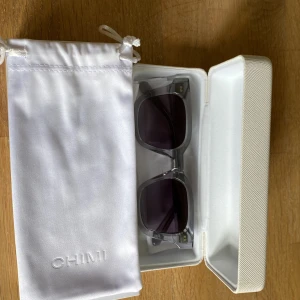 Chimi 04 Grey  - Hej jag säljer mina Chimi 04 grey som har används fåtal gånger kanske 3 men nu samlar jag upp till något annat å vill bli av med de, allt som man får glajorna i ingår alltså allt som är på bilderna, om ni har funderingar är det bara att höra av dig!