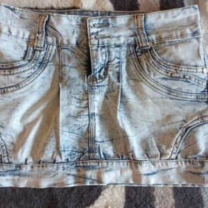 Jeans kjol  - Skit snygg jeans kjol köpt second hand, från DJ jeans..? Den är kort och lågmidjad och i as snygg blekt ljusblå färg🥰🥰 