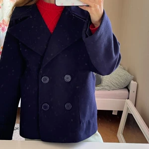 Design by si kappa  - Navy kappa från Design By Si Ginalli Coat - Navy original   Köpt förra våren! Säljer då den inte kommer till användning 🤍 Strl: XS/S