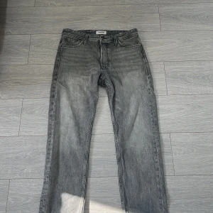 Jack and Jones jeans  - Bar skick använd några gånger  Loose fit Storlek 29/30