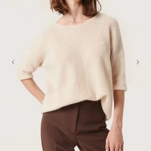 Trekvartsärmad tröja - Såååå fin och gosig trkvartsärmad tröja från soaked in luxury!! Perfekt nu till höst och vinter🍁🥹🫰Storlek L men sitter fint på en S också! Lägg prisförslag, orgnislpris är 700!