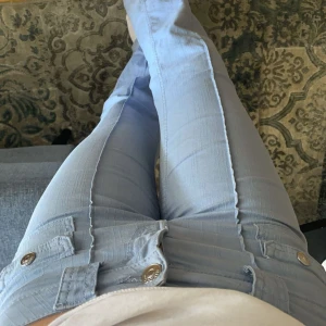 Jeans - säljer dessa jättesnygga jeans från hm som är slutsålda!! Kommer ej till användning 🥰