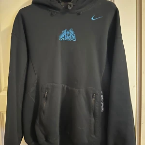 Off-White x Nike svart hoodie, storlek S - Svart hoodie med tjockt material och det finns två fickor med dragkedja på framsidan, lite oversize så passar även M. Aldrig Använd.