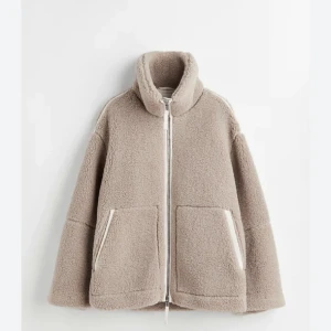 Teddyjacka - Intressekoll på denna teddyjacka från H&M. Köpt här på Plick, Superfint skick men satt inte riktigt som jag ville🥰 Kan sänka pris vid snabb affär 